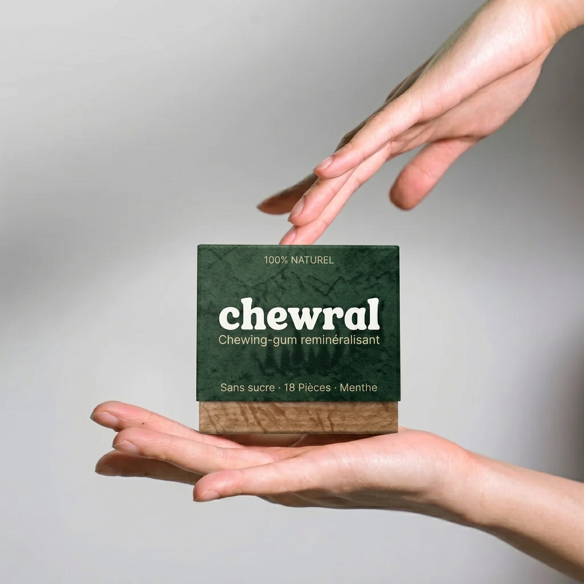 Chewral box dans les mains — gestuelle douce FR